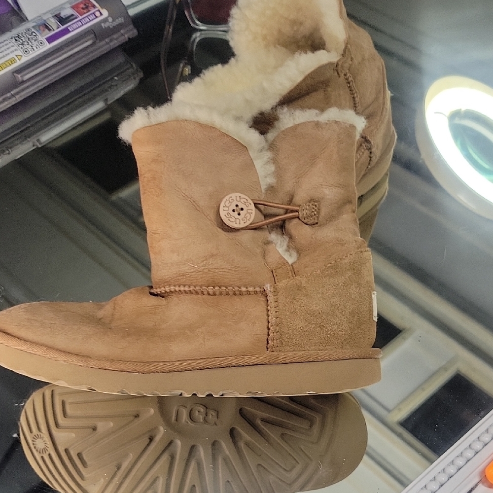 Womens 5 UGG Women's Bailey Button II boots in chestnut suede and sheepskin. 